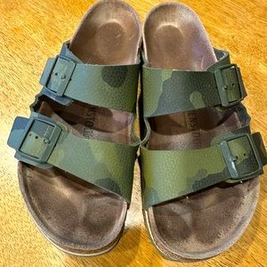 Birkenstock Arizona Men’s size 42 (M9) Camo Green Leather